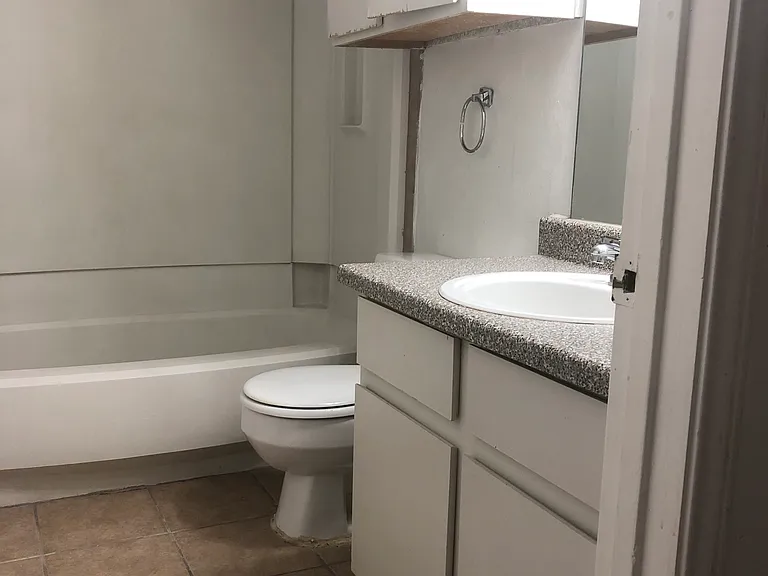 2401 Leon St #106 — Photo 32