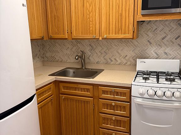 2nd image of 250 W 100th St #1007