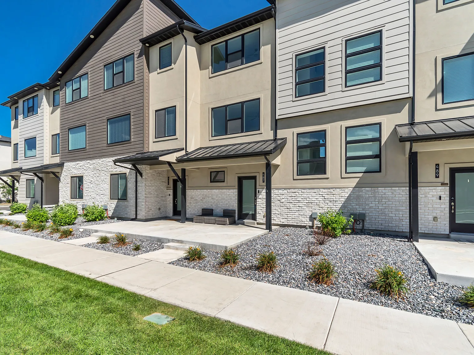 3 bed, 2.5 bath, 1700 sqft, $2,000 — Photo 3
