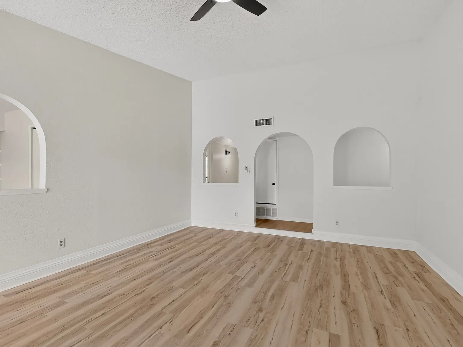 3 bed, 1801 sqft, $2,350 — Photo 4