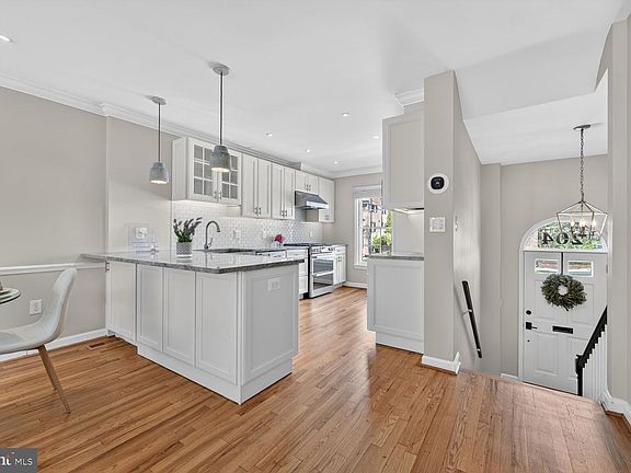 5th image of 204 Green St