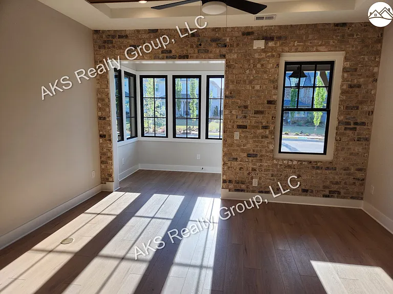 1202 Windsor Sq — Photo 3