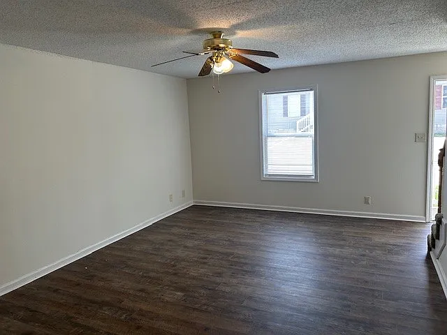 2 bed, 1.5 bath, 1000 sqft, $975 — Photo 3