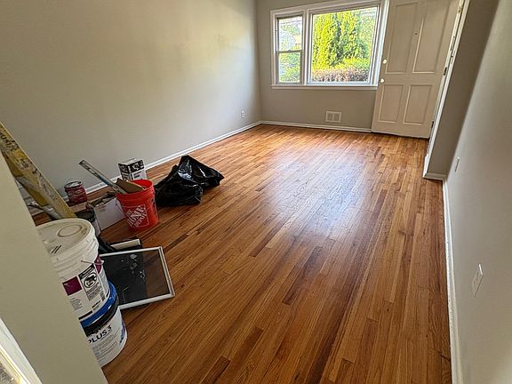 3rd image of 919 Chandler Ave #1R