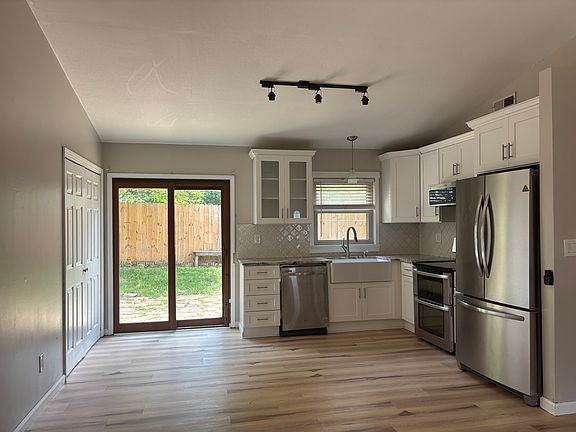 4th image of 6 Ashwood Dr