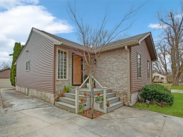 21814 Parker St, Farmington Hills, MI 48336