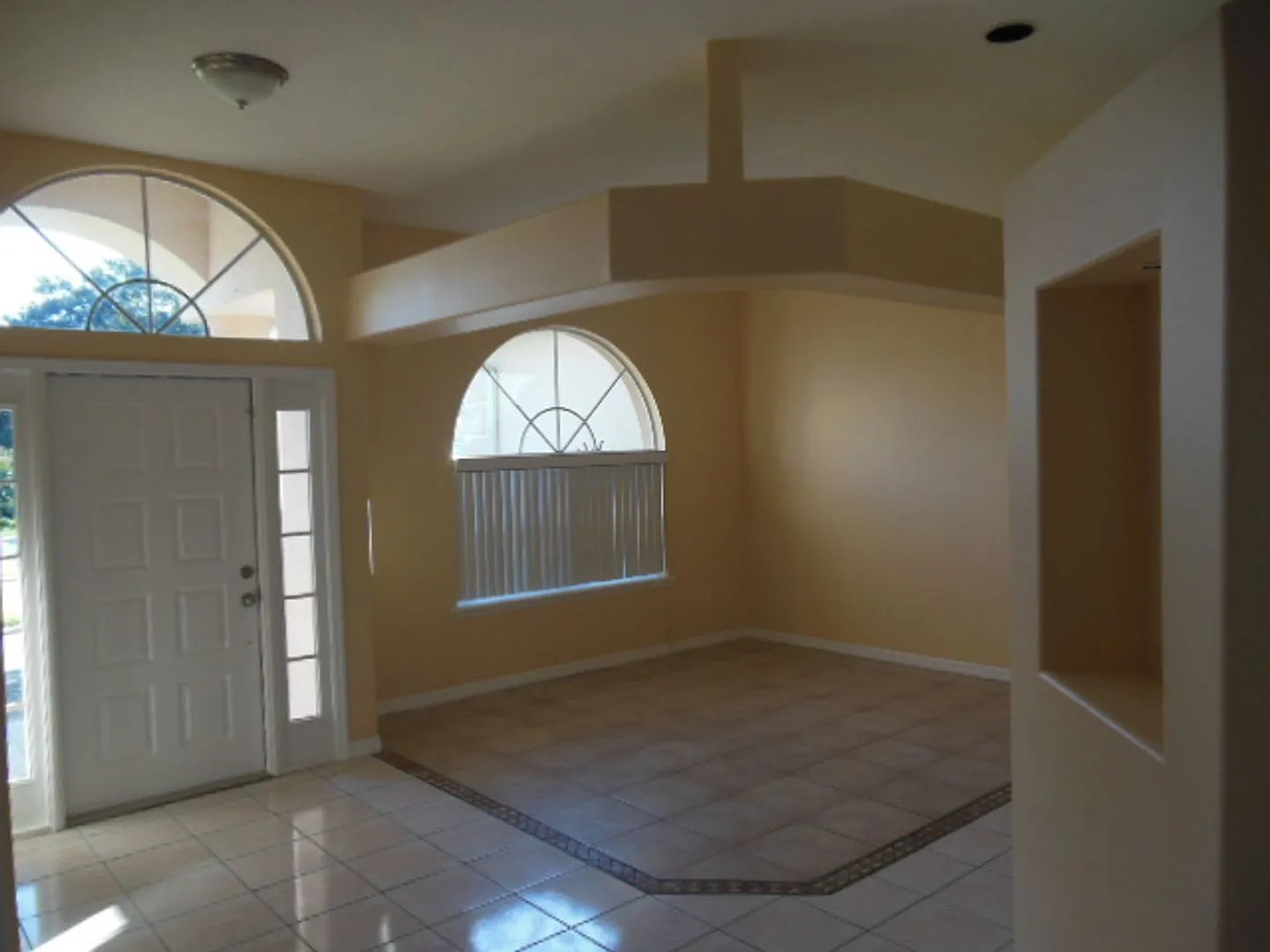 4 bed, 2.0 bath, 2328 sqft, $2,299 — Photo 2
