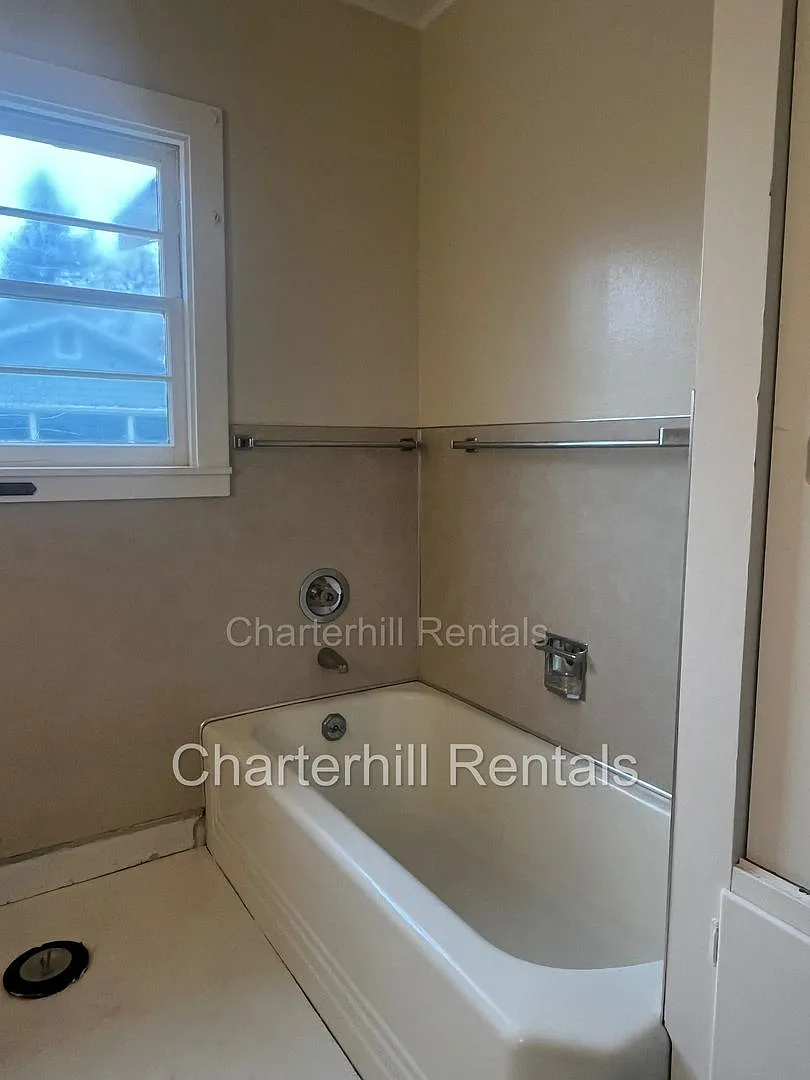 Spacious home with hardwood floors and large yard convenient to downtown Cloverdale! — Photo 3