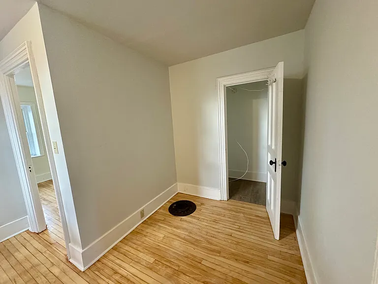 109 Clothier St W — Photo 16
