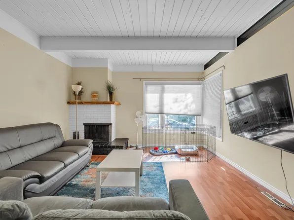 28 SW Hilton Ave NW, Calgary, AB T2K 2H2