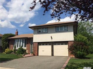 24 S Oaks Blvd, Plainview, NY 11803