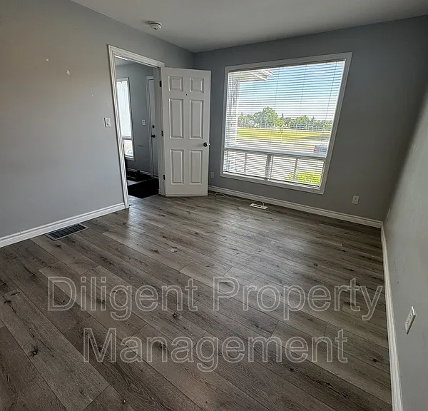 260 Lansdowne St W — Photo 4