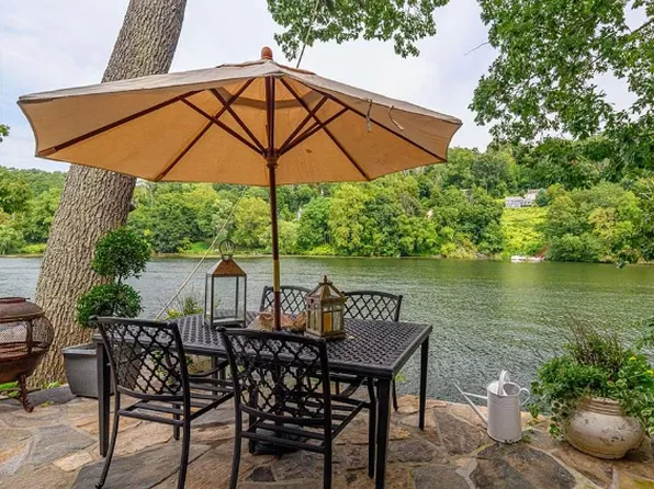 78 Waterview Dr, Sandy Hook, CT 06482