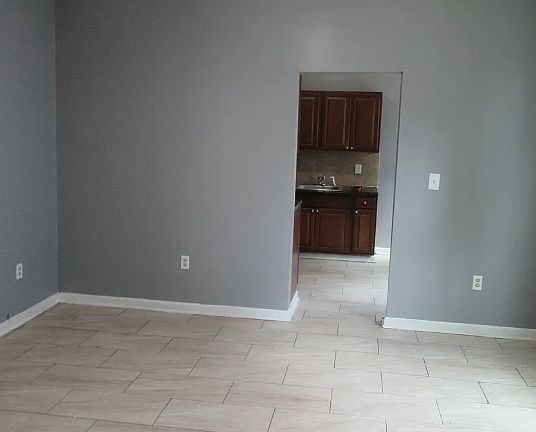 4th image of 72 Burton St Floor 1
