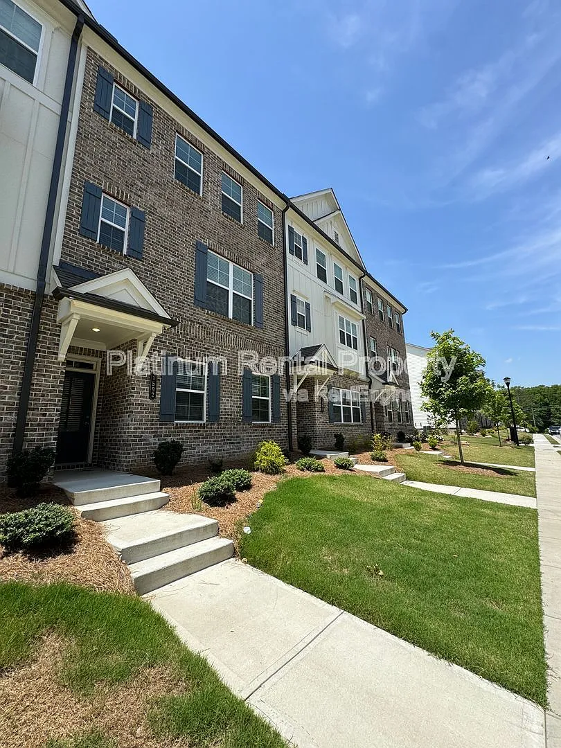 4 bed, 3.5 bath, 2219 sqft, $2,399 — Photo 2