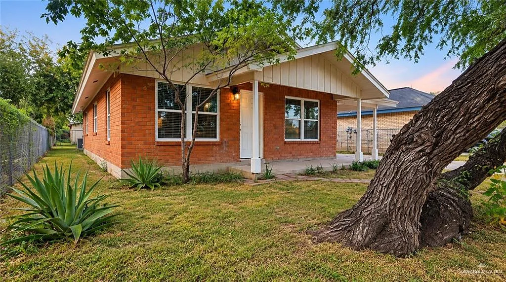 3 bed, 1.0 bath, 1092 sqft, $1,350 — Photo 2
