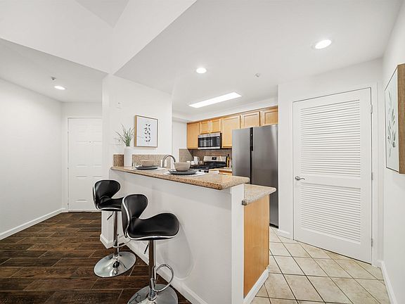 4th image of 280 Caldecott Ln Unit 321