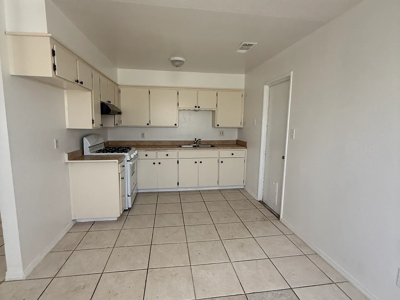 4 bed, 1161 sqft, $2,000 — Photo 3