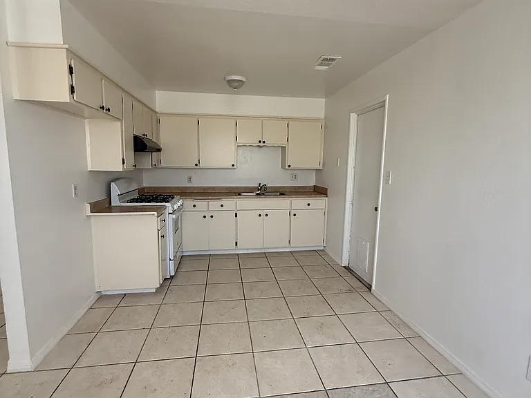 4411 W Victor Ave — Photo 3