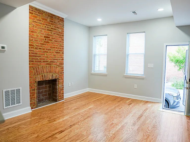 1613 N Spring St — Photo 5