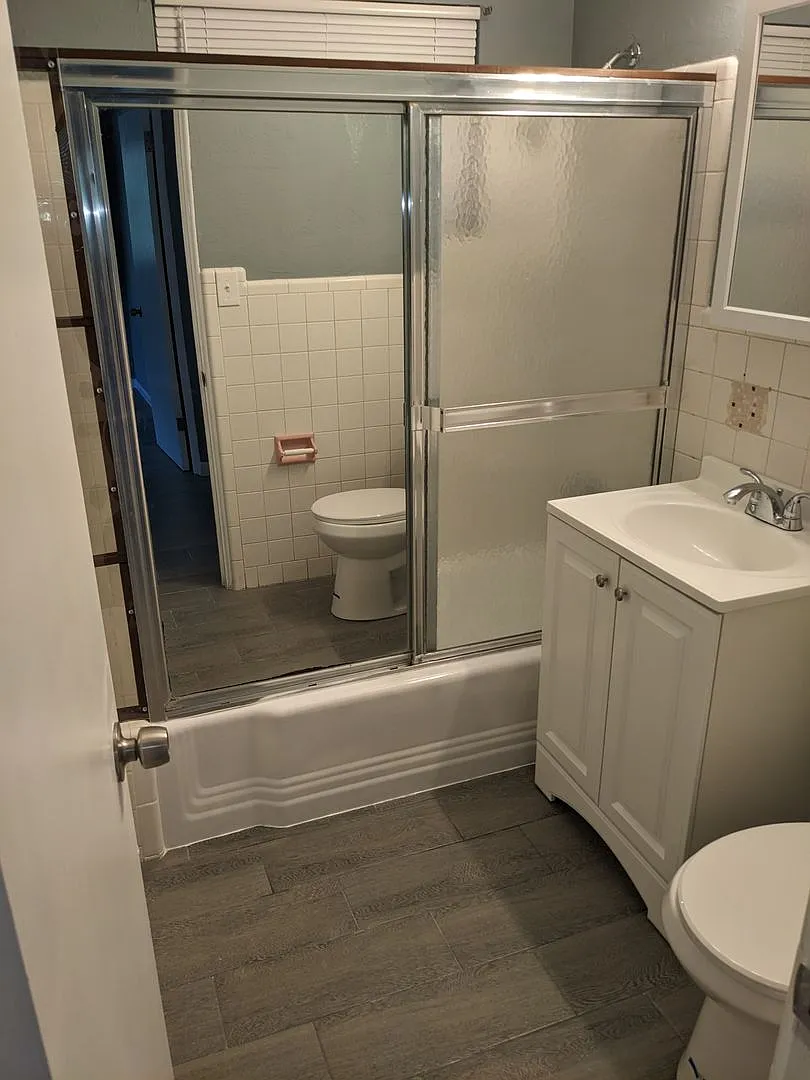 Conveniently located 2/1 Florida home with private backyard — Photo 4