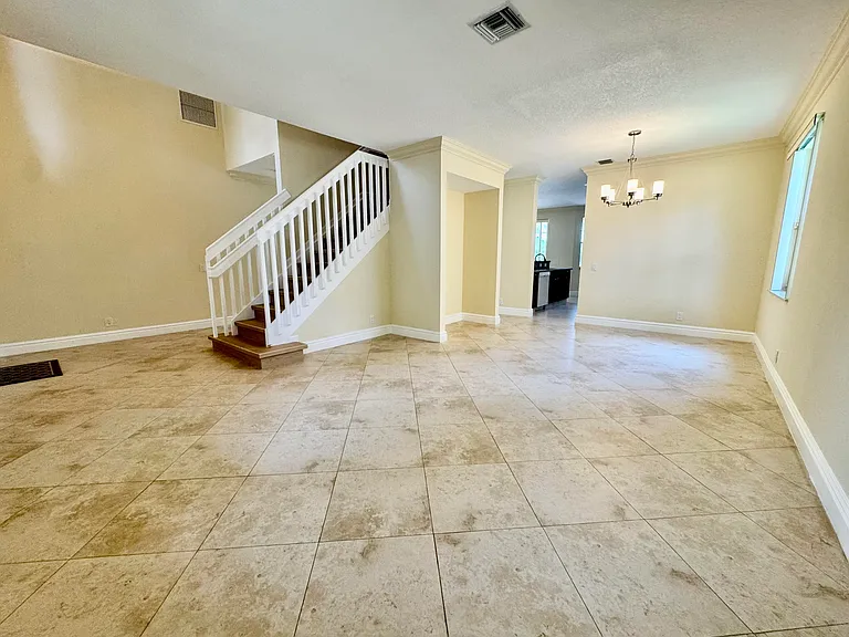 898 Tulip Cir — Photo 6