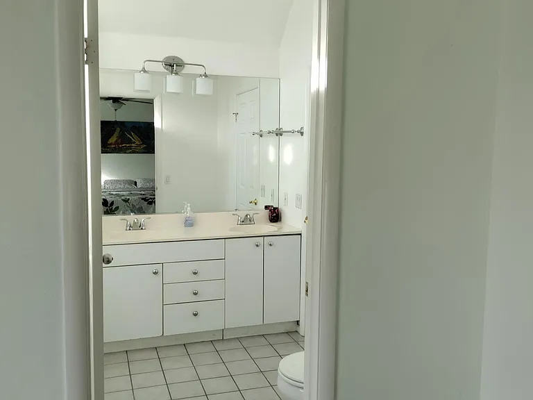 Upstairs full bathroom.