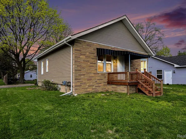 5200 Hatchery Rd, Waterford, MI 48329