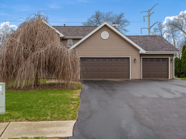 214 Heeren Dr, Winnebago, IL 61088