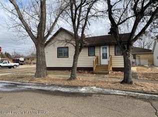 205 1st Ave SE, Dickinson, ND 58601