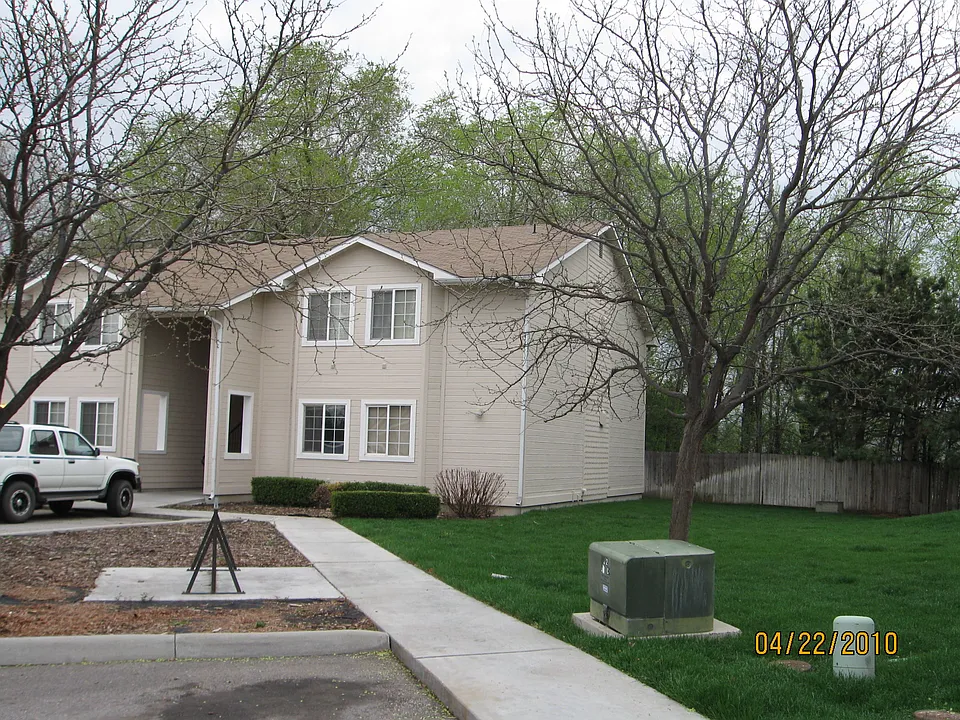 2 bed, 1.0 bath, 925 sqft, $1,400