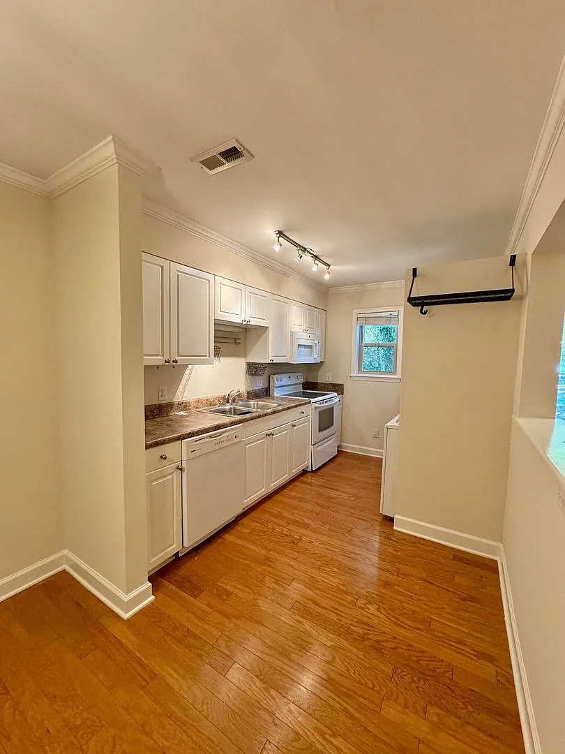 1513 E Franklin St — Photo 2