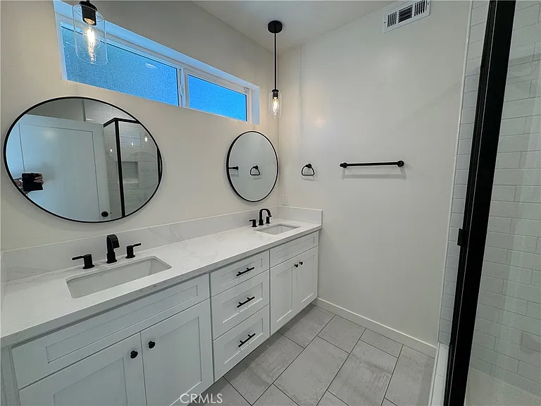 15236 Kingsbury St — Photo 9