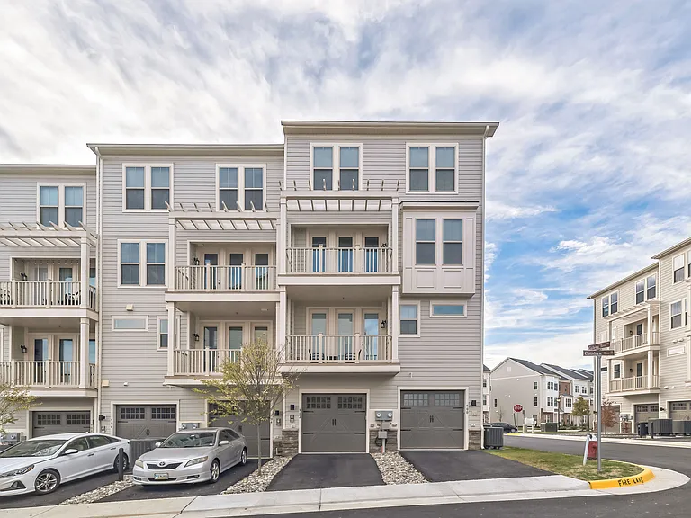 902 California Dr NE — Photo 16