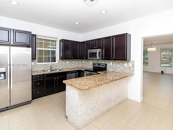 3rd image of 1510 SW 147th Ter