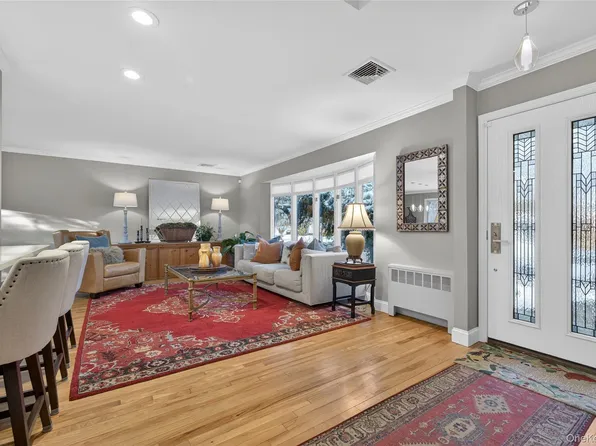 6 Dale Avenue, Syosset, NY 11791