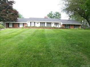 12525 Stone Valley Dr, Milford, MI 48380