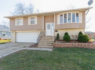 813 Robinson Ave, Streamwood, IL 60107