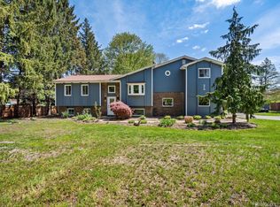 579 S Hospital Rd, Waterford, MI 48327