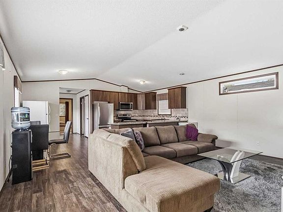 3rd image of 388 E Gregoire Cres