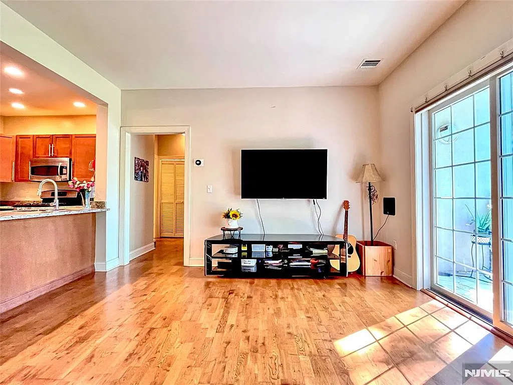 2 bed, 2.0 bath, $3,200 — Photo 4