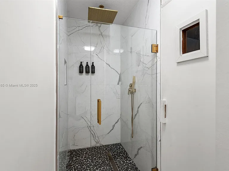 207 Holiday Dr — Photo 47