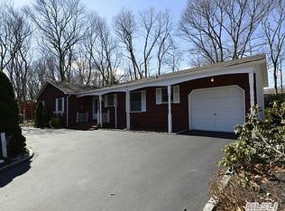 8 Wedgewood Ln, Miller Place, NY 11764