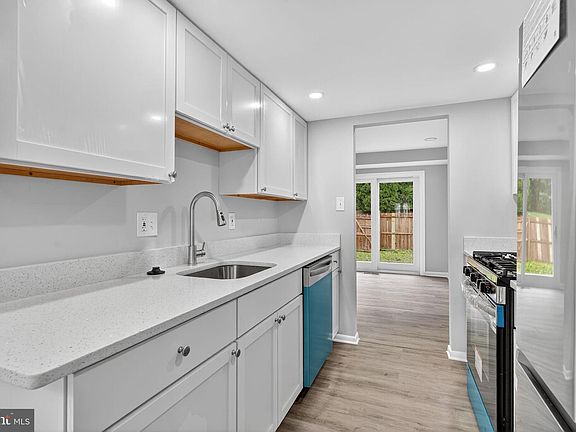 5th image of 7419 Larne Ln