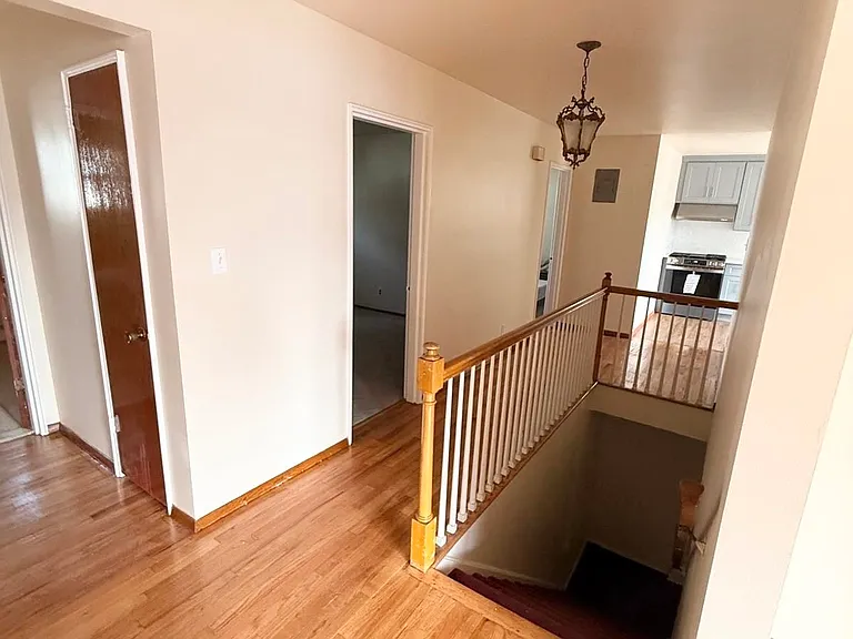 60 Williams Ave — Photo 2