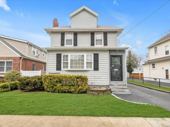 4 Aberdeen Street, Malverne, NY 11565