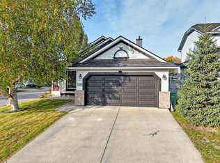 28 SW Douglasview Rise SE, Calgary, AB T2Z 2P3
