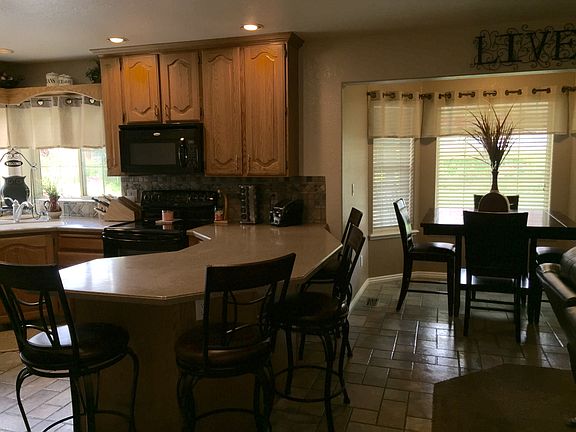 Kitchen/ dining nook