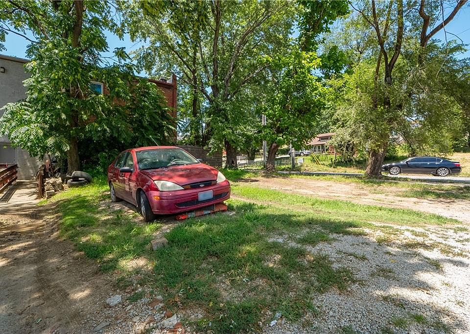 2nd image of 615 W 20th St