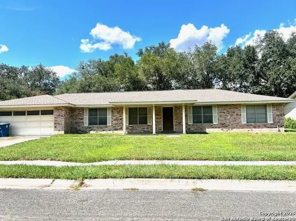 901 Newhall, Beeville 78102